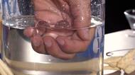 Experiment dne. Vyzkoušejte si udělat kuličku z obyčejné vody, překvapí vás, jak málo k tomu stačí