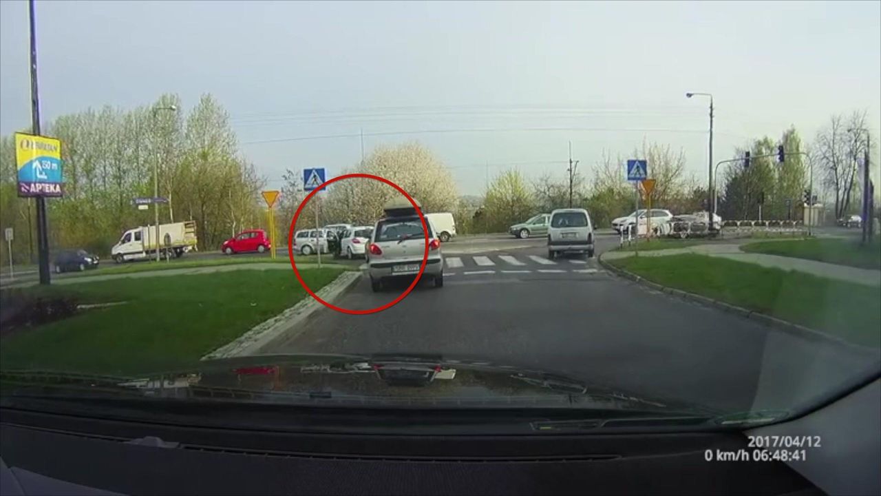 Nabourat policejní auto má jedinou výhodu: nemusíte pak dlouho čekat na příjezd policie  | Stream