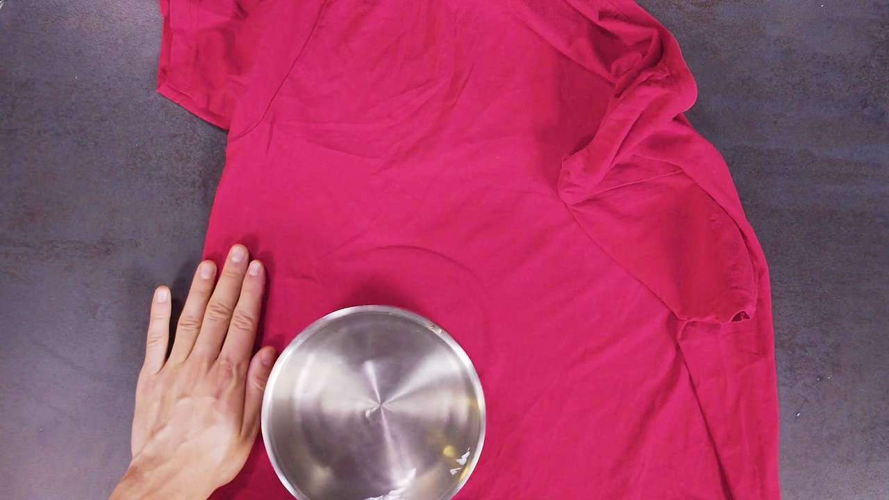 Jak narovnat tričko bez žehličky?