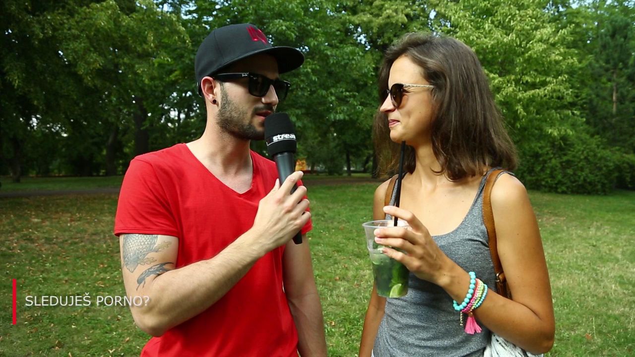Sledují holky porno?