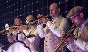 Kombo: Vojta Dyk a B-Side Band v Sono Centru