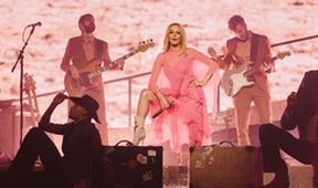 Kylie Minogue: Golden Tour Live, Je nám ctí...