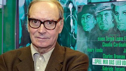 Morricone diriguje Morriconeho, Je nám ctí...