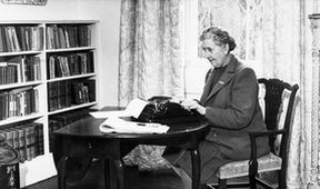 Agatha Christie: 100 let s Herculem Poirotem a slečnou Marplovou, Klobouk dolů