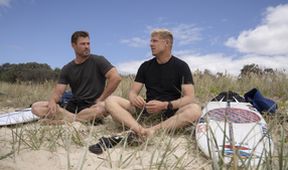 Chris Hemsworth na pláži žraloků