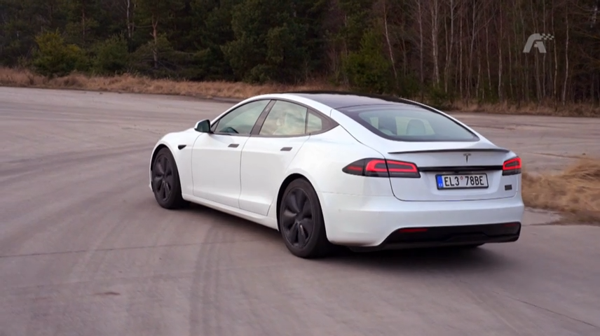 “Ondřej Hrubeš Reviews Tesla Model S Plaid: Amazing Driving & Design, No Need for Combustion Engines After 2035?”