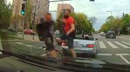 Vytočený cyklista zaútočil na chlápka v kabrioletu. Vyklubal se z něj „MMA zápasník“