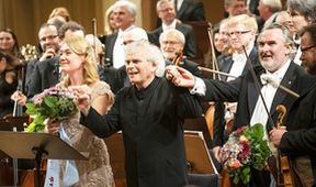 Česká filharmonie - Sir Simon Rattle diriguje Dvořáka a Mahlera