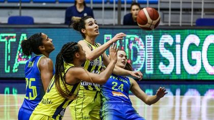 Basketbal: ZVVZ USK Praha - KSC Szekszárd