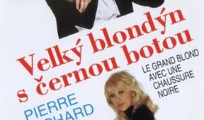 Velký blondýn s černou botou