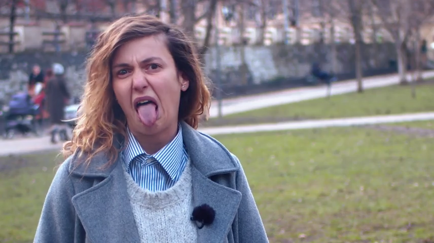 Zlobivá teen nejen kouří kokotka Zlobivá teen nejen kouří kokotka