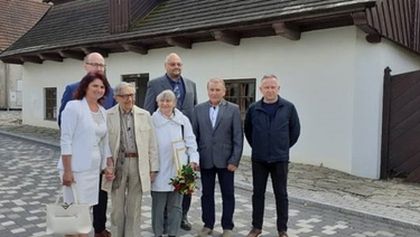 Štace Miloně Čepelky, Klobouk dolů