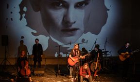 Vladivojna La Chia: 8 hlav šílenství, Hudební klub