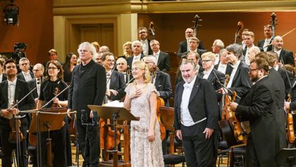 Česká filharmonie - Sir Simon Rattle diriguje Dvořáka a Mahlera