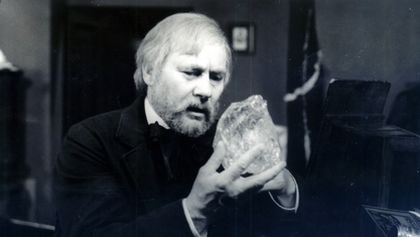 Profesor na bielom koni