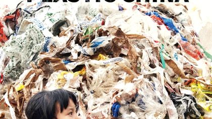 Život na hromadě plastů
