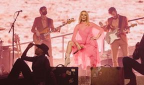Kylie Minogue: Golden Tour Live, Je nám ctí...