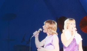 ABBA: Koncert, Je nám ctí...