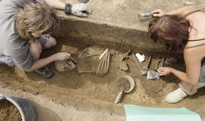 Pod povrchem - stoleté působení archeologického ústavu
