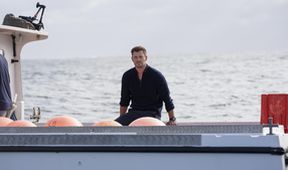 Chris Hemsworth na pláži žraloků
