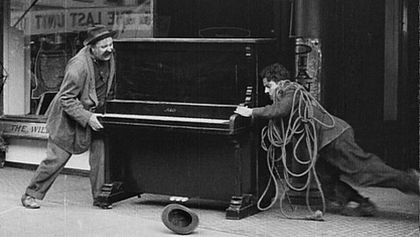 Chaplin stěhuje piáno