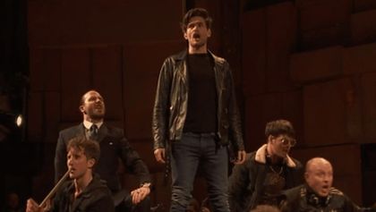 Žebrácká opera, Z první řady...