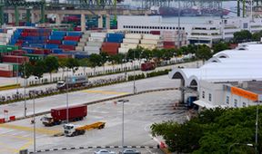 Uvnitř singapurského přístavu