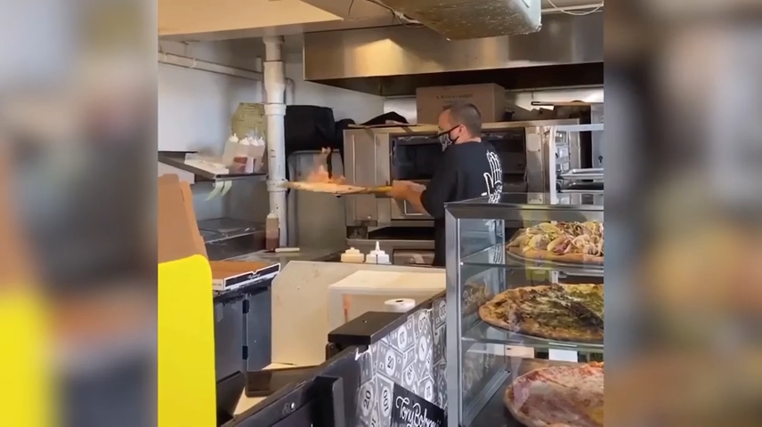 Pizza extra propečená a tak pálivá, že je na ni třeba vzít hasičák? Žádný problém! | Stream