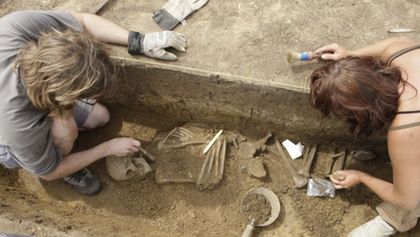 Pod povrchem - stoleté působení archeologického ústavu