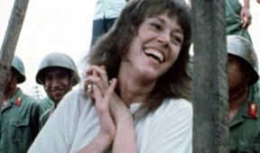 Jane Fondová a Joan Baezová v Hanoji, 1972