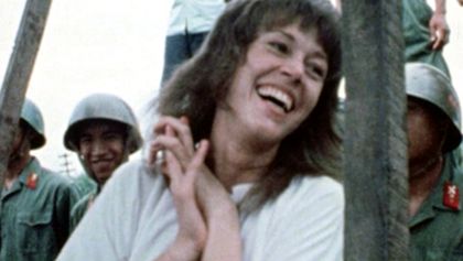 Jane Fondová a Joan Baezová v Hanoji, 1972