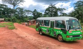 Toulavý autobus v Kamerunu