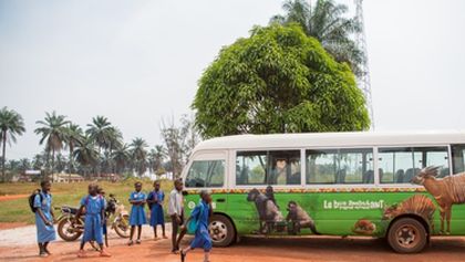 Toulavý autobus v Kamerunu