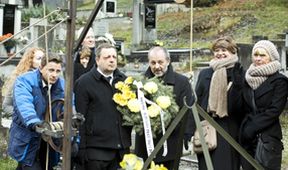 Drazí sousedé (15)