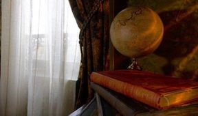Jules Verne a pozvání k cestě kolem světa, Klobouk dolů
