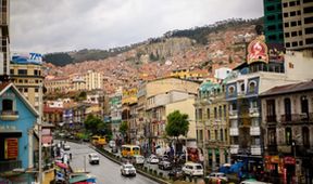 Bolívijská města La Paz a Sucre