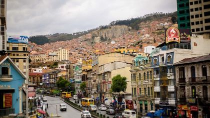 Bolívijská města La Paz a Sucre