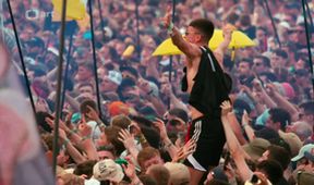 Glastonbury, legenda pokračuje, Je nám ctí... Glastonbury – 55 let