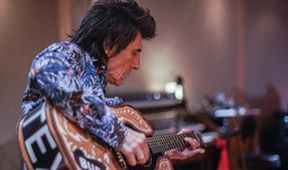 Ronnie Wood: Někdo tam nahoře mě má rád, Příběhy světové hudby