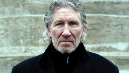 Roger Waters - The Wall, Je nám ctí...