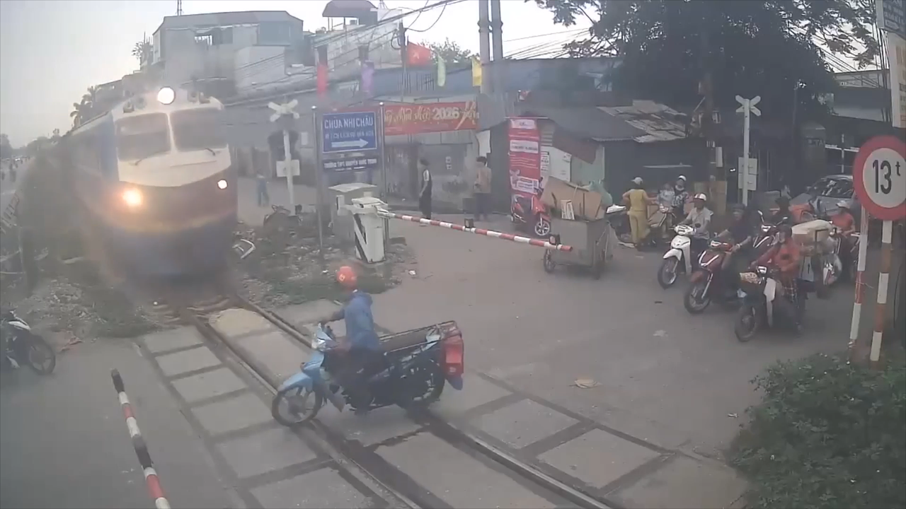 Bohorovnému motorkáři vyrazil stroj z ruky vlak, zvedají kvůli němu ...