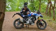 Sršně nadchlo levné enduro od BMW. Pak ale stačilo pár kamínků v kopci a měl hnědý trenky