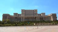 Obludný palác diktátora nelze přehlédnout. Patří k největším budovám světa