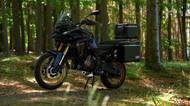 Nenápadná adventure motorka překvapí cenou. Dokáže ale potrápit i zkušeného jezdce